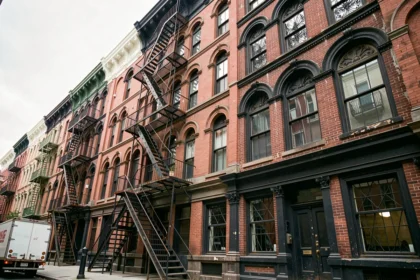 Façade en fonte ornementée d'un immeuble historique de SoHo à New York avec escaliers de secours et fenêtres en arc